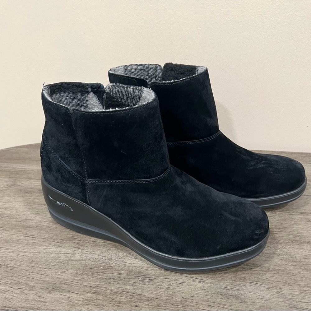 Skechers women’s Arch Fit black suede booties- size 8. Great used condition